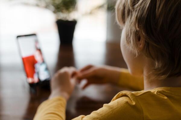 la nomofobia infantil, o miedo excesivo a estar sin el teléfono móvil.