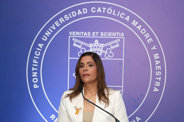 Madelyn Martínez recibe reconocimiento Don José A. León Asensio en acto de la PUCMM.