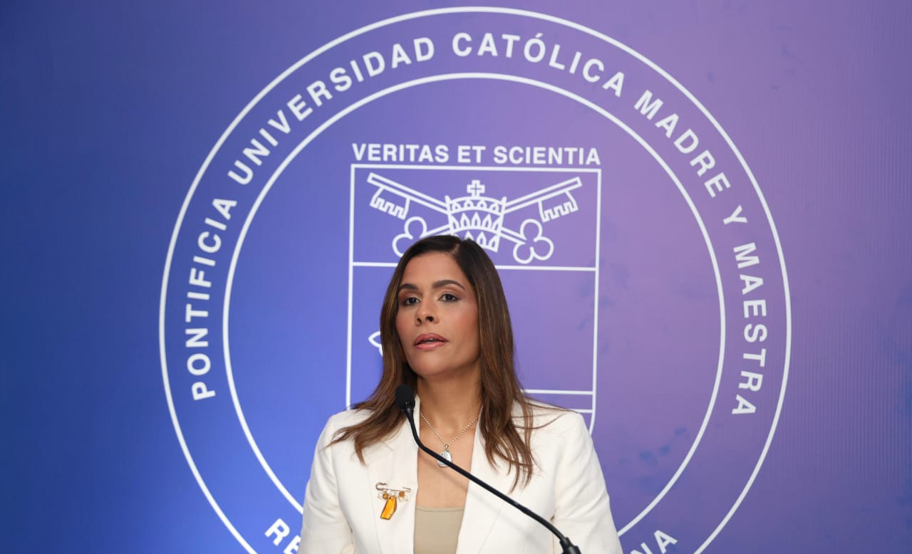 Madelyn Martínez recibe reconocimiento Don José A. León Asensio en acto de la PUCMM.
