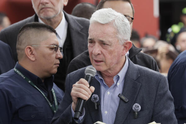 Fotografía de archivo, tomada el pasado 23 de agosto, del expresidente de Colombia Álvaro Uribe, durante un acto proselitista, en Bogotá (Colombia). EFE/Carlos Ortega