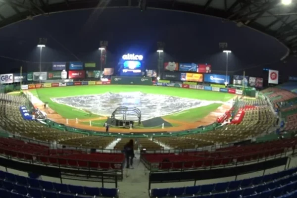 Vista de archivo del Estadio Quisqueya Juan Marichal, donde se debió celebrar el partido pospuesto de este lunes 27 de noviembre entre Toros y Licey