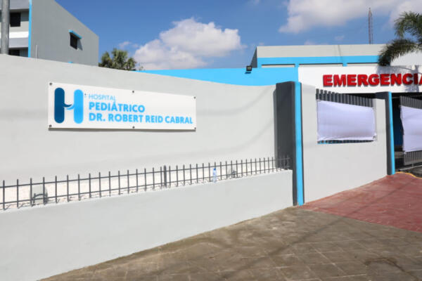 Fachada del hospital Robert Reid Cabral donde se encuentra la menor