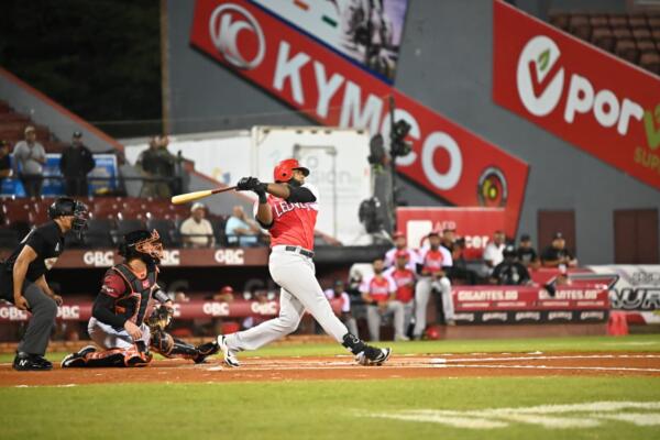 Por los Leones abrió Norge Ruiz, quien se encontraba en la lomita al momento de que el partido se detuviera, compilando 3.1 episodios de un hit, dos ponches y dos boletos.