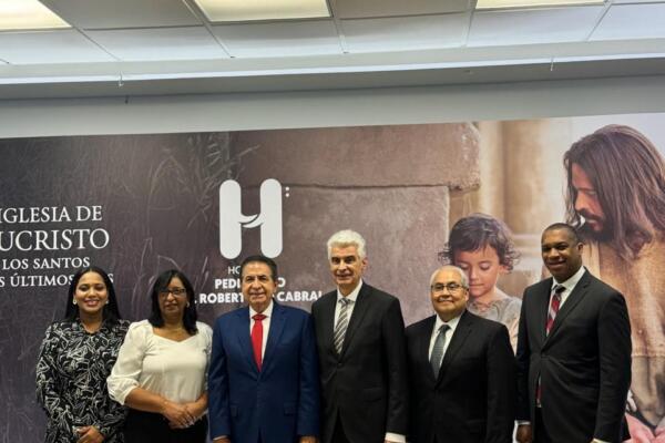 Iglesia dona equipos médicos al Robert Reid Cabral.
