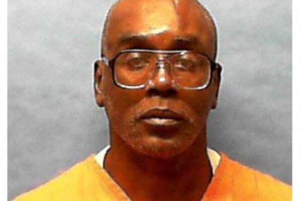 Esta foto, obtenida el 30 de septiembre de 2025 por el Departamento de Correccionales de Florida, muestra a Victor Jones, un recluso condenado a muerte. Jones, un hombre de 64 años, será ejecutado por inyección letal en Florida el martes por el asesinato de sus empleadores en 1990, la 34.ª ejecución en Estados Unidos este año. (Foto de HANDOUT / Departamento de Correccionales de Florida / AFP)
