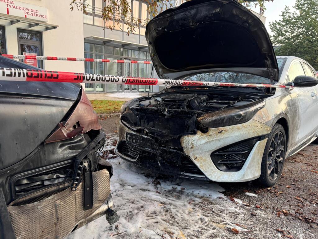 Los automóviles dañados permanecen al costado de una carretera después de ser extinguidos por los bomberos en Múnich, Alemania, el 1 de octubre de 2025.