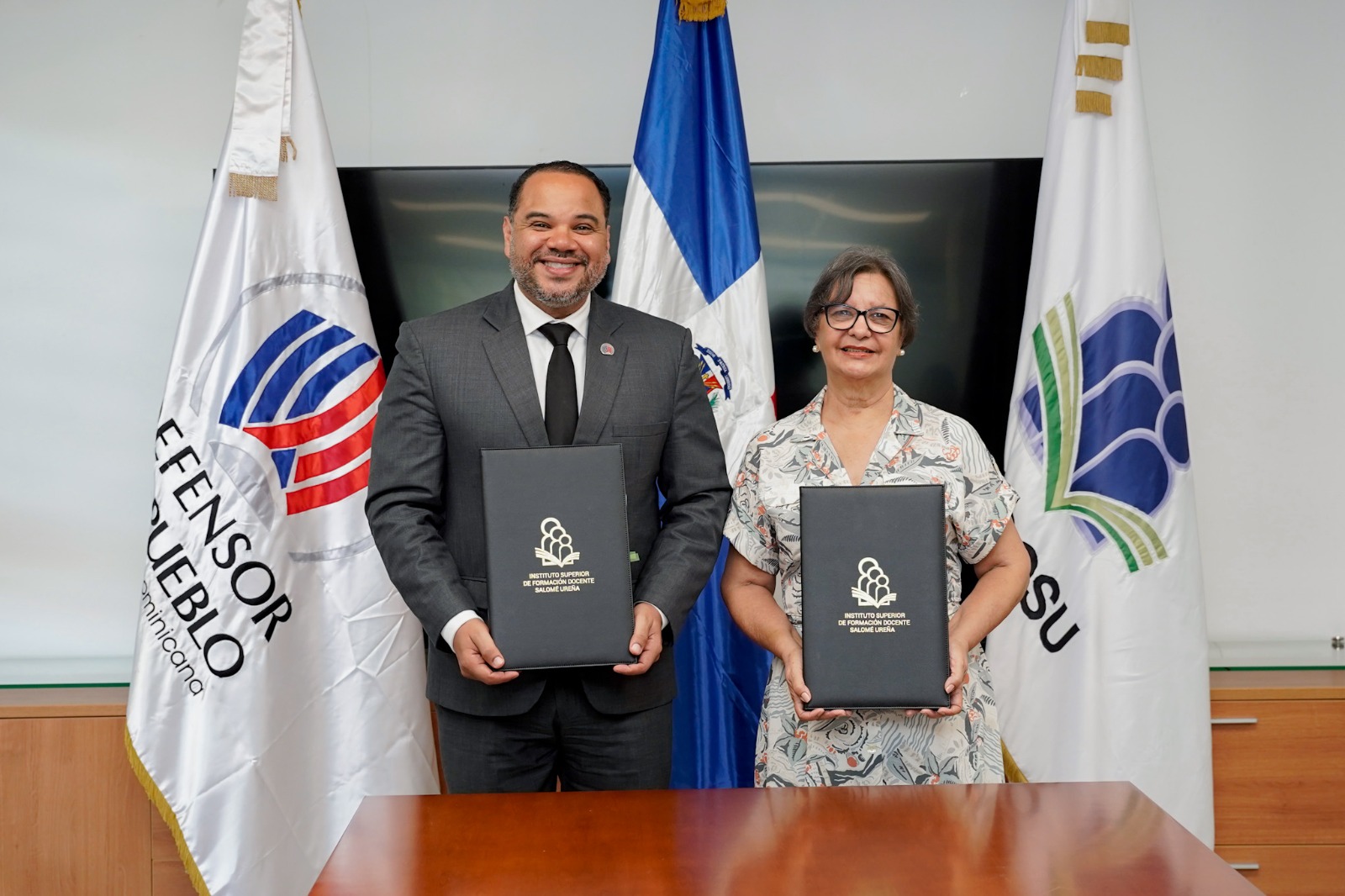 Defensor del Pueblo e Isfodosu firman convenio