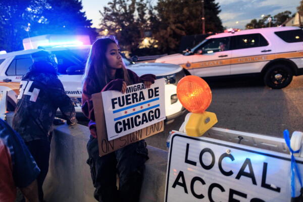 Fotografía del 12 de octubre de 2025 que muestra a activistas que participan en una manifestación frente al centro de detención del ICE en Broadview, a unos 19 kilómetros al oeste de Chicago, Illinois (EE. UU.). EFE/EPA/CRISTOBAL HERRERA-ULASHKEVICH