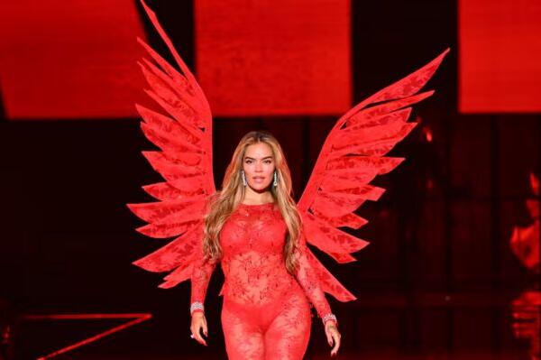Imagen de Karol G durante su paso por el Victoria’s Secret Fashion Show 2025. Foto: Fuente externa