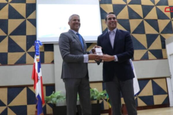 Andrés Cueto, director de coraasan, junto al ingeniero Frank Rodríguez González, Canciller del Sistema Corporativo de Utesa.
