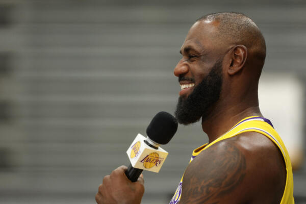 Un video de LeBron James publicado el lunes, que causó revuelo en Internet, resultó ser, al fin y al cabo, una estrategia de marketing.