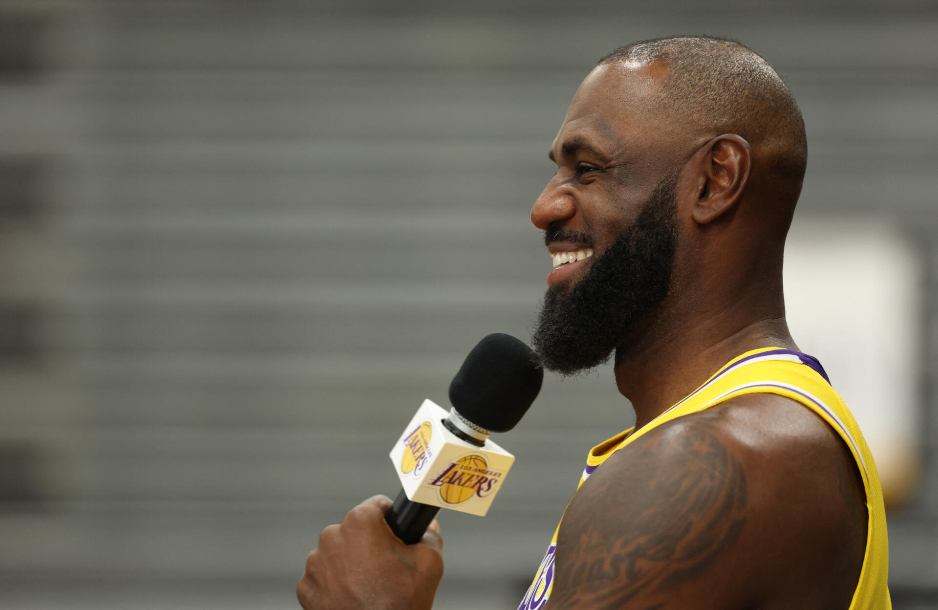 Un video de LeBron James publicado el lunes, que causó revuelo en Internet, resultó ser, al fin y al cabo, una estrategia de marketing.