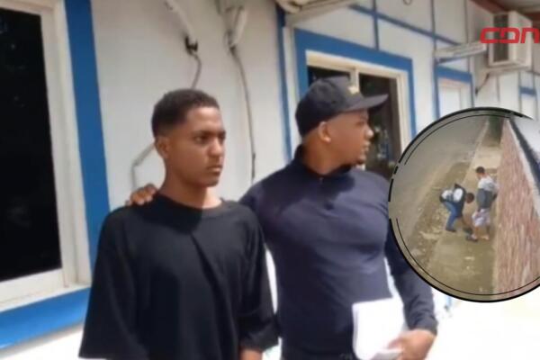 Joven detenido por agentes policiales por presuntos robos en Santiago. 