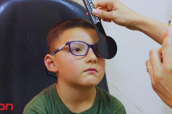 Imagen de un niño recibiendo atención temprana para prevenir la ambliopía. Foto: Fuente externa