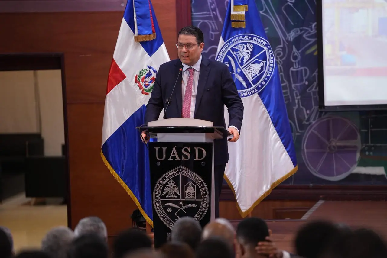 El director general de Aduanas, Yayo Sanz Lovatón, destacó ante estudiantes de la UASD cómo la logística se consolida como un nuevo eje económico en República Dominicana