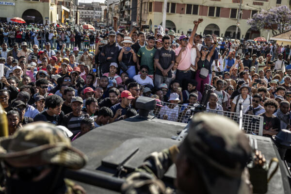 La unidad militar CAPSAT anunció que tomó el control del país después de que los parlamentarios votaran para destituir al presidente Andry Rajoelina.

