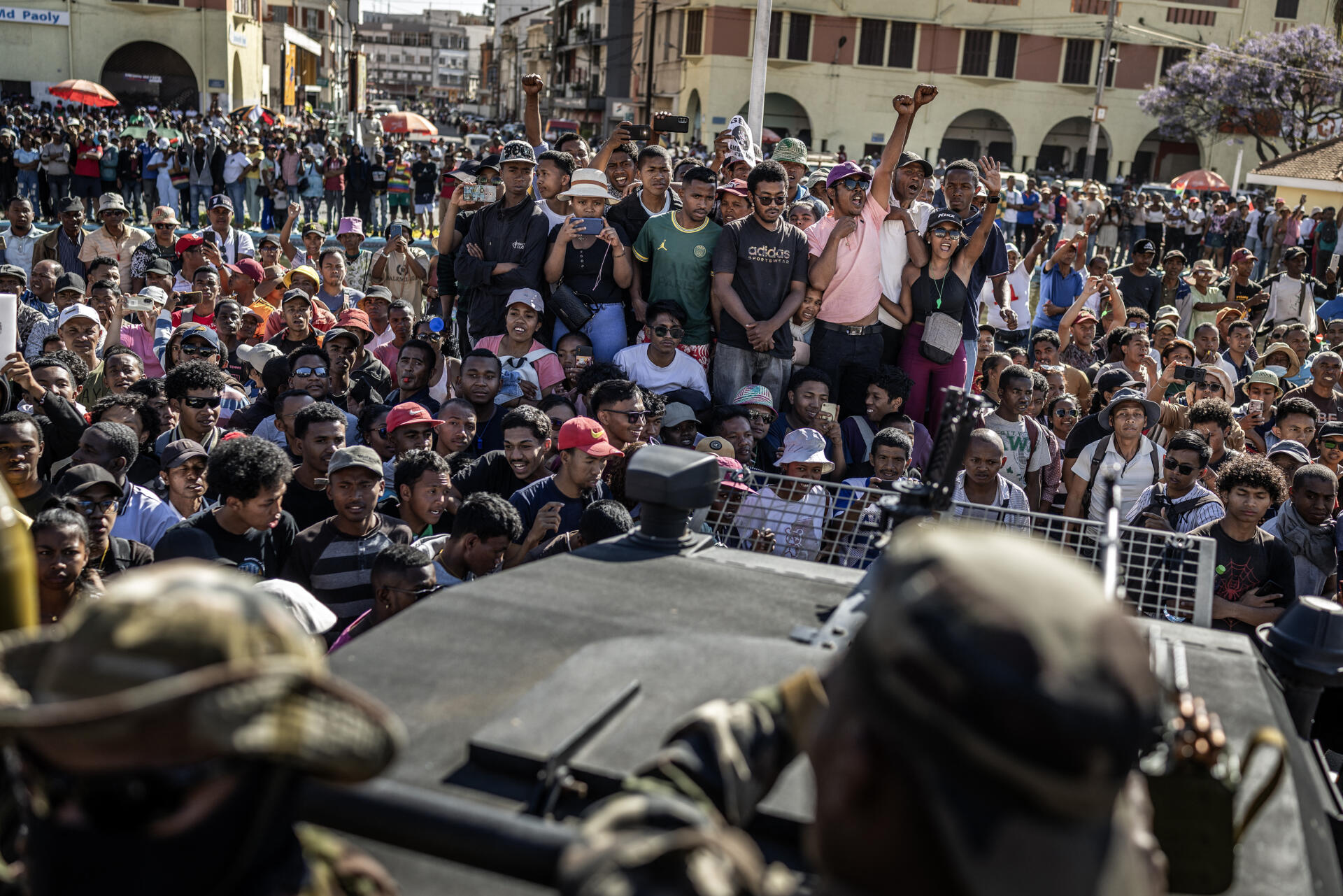 La unidad militar CAPSAT anunció que tomó el control del país después de que los parlamentarios votaran para destituir al presidente Andry Rajoelina.