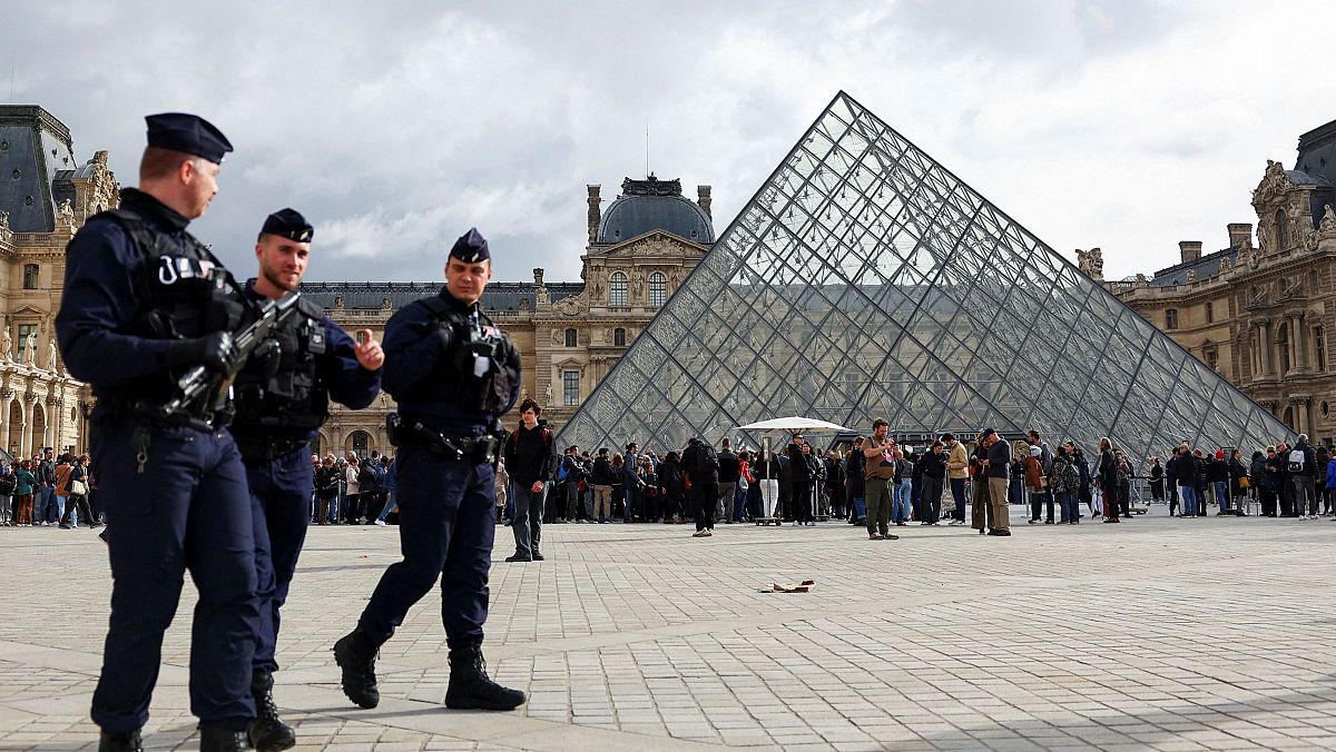 Los dos hombres detenidos por el robo en el Louvre reconocieron parcialmente los hechos