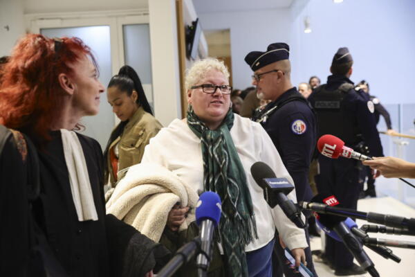 La demandada Amandine Roy (C) habla con la prensa junto a su abogada Maud Marian (L) el primer día del juicio por ciberacoso sexista contra Brigitte Macron, esposa del presidente francés Emmanuel Macron, en el Tribunal de París en París, Francia, 27 de octubre de 2025.  ) EFE/EPA/TERESA SUAREZ