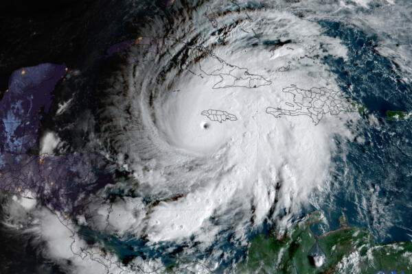 El poderoso huracán Melissa tocó tierra este martes en Jamaica con vientos feroces y lluvias torrenciales, el más grande en su historia / foto: AFP