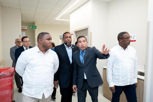 Durante el recorrido del Idoppril por las instalaciones del HEMA. Foto: Fuente externa 