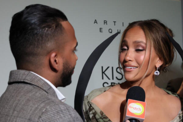 Jennifer López sonríe durante la entrevista con Bryan Mejía en Los Ángeles