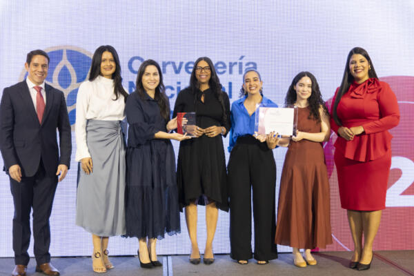 Karla Melo, Carolina Delgado, Ana Martínez,Andrea Hernández, Rosalía Esteva y representantes de Merco
Foto: fuente externa