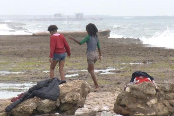 Menores de edad desafían mal tiempo y se bañan en malecón de San Pedro de Macorís