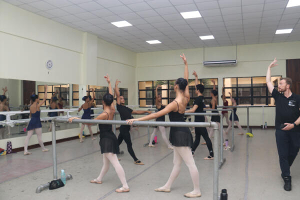 Julien Guérin imparte taller de ballet francés en Santo Domingo