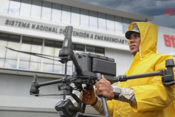 Drones del 911 llevan ayuda tras huracán Melissa.
