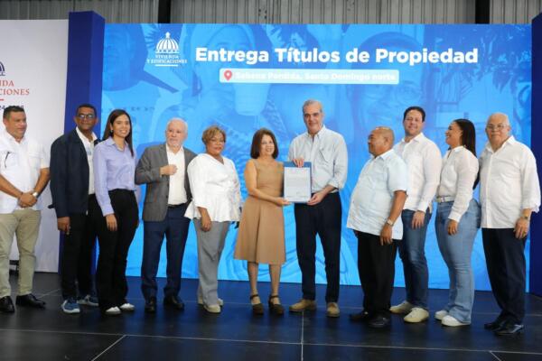 Presidente Abinader entrega 551 títulos de propiedad en Sabana Perdida