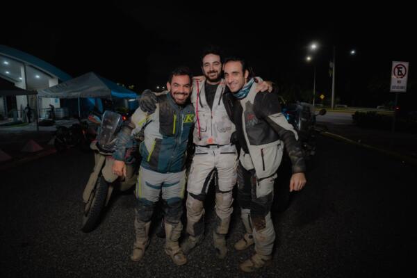 Tres pilotos de motocicleta dominicanos recorren todo el país en tiempo récord