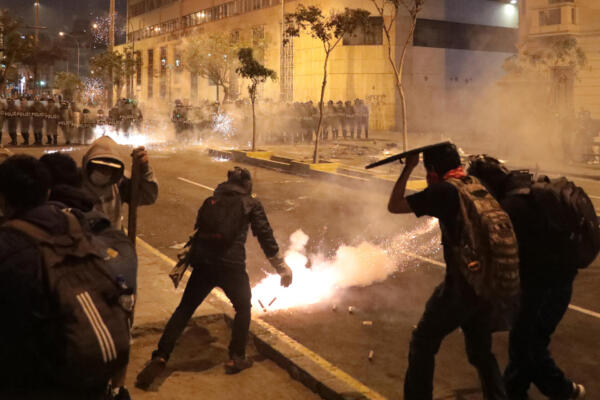 Manifestantes se enfrentan con agentes de la policía antidisturbios durante una protesta contra el presidente interino de Perú, José Jeri, en Lima el 15 de octubre de 2025. (Foto de CONNIE FRANCE / AFP)
