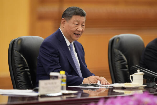 El presidente chino, Xi Jinping, habla durante una reunión con el primer ministro de Sri Lanka, Harini Amarasuriya (no aparece en la imagen), en el Gran Salón del Pueblo en Pekín el 14 de octubre de 2025. (Foto de Ichiro Banno / POOL / AFP)
