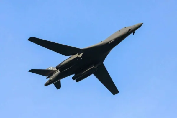 Bombardero de EEUU se acercó a la costa venezolana, pero Trump dice que es 