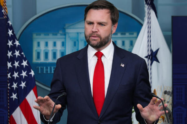 El vicepresidente de EE. UU., J.D. Vance, habla durante la rueda de prensa diaria en la Sala Brady de Prensa de la Casa Blanca el 1 de octubre de 2025 en Washington, D.C.  (Foto de ALEX WONG / GETTY IMAGES NORTH AMERICA / Getty Images vía AFP)
