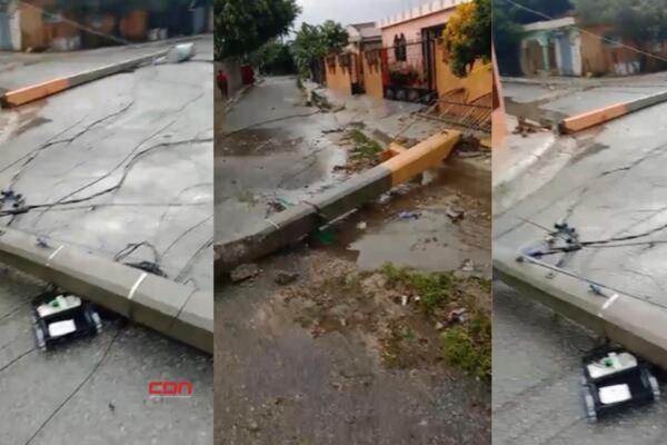 Foto: Cuatro postes de luz en el cielo 