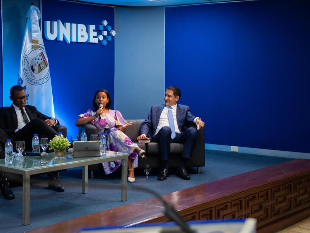 Estudiantes y especialistas debaten en UNIBE sobre el modelo Bukele