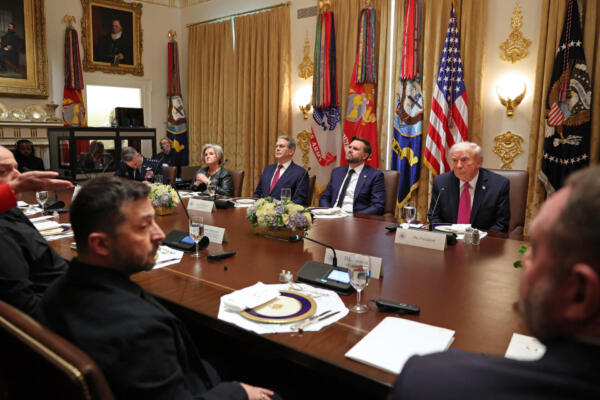 Presidente ucraniano, Volodimir Zelenski, junto a su homólogo estadounidense Donald Trump y otras autoridades.