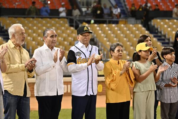 Aguilera estuvo acompañado de la presidenta del Voluntariado Banreservas, doctora Carmen Quijano de Aguilera; sus hijos Enrique, Johanna y Leonardo Aguilera; y sus nietos.
