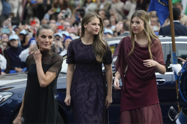 Leonor apuesta por la sobriedad y la reina Letizia y la infanta Sofía por la sofisticación