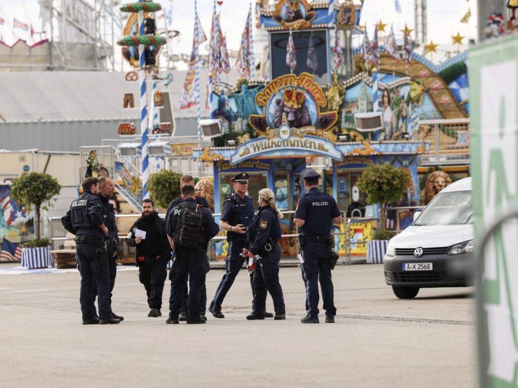 La policía y el personal de emergencias se encuentran frente al recinto del festival de cerveza Oktoberfest de Múnich el 1 de octubre de 2025.