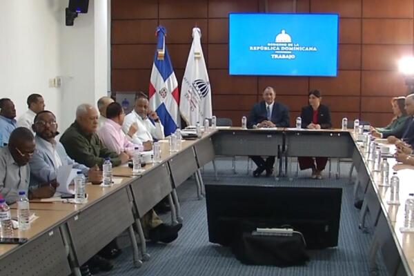 Mesa de Trabajo compuesta por el sector sindical y el sector empresarial discuten el tema de la cesantía laboral. Foto: CDN Digital