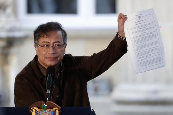 El presidente de Colombia, Gustavo Petro, firma un documento de desclasificación de los archivos del desaparecido Departamento Administrativo de Seguridad (DAS) durante un acto público de reconocimiento de responsabilidad internacional del Estado hacia los integrantes del Colectivo de Abogadas y Abogados José Alvear Restrepo (Cajar), este viernes, en Bogotá (Colombia). EFE/ Mauricio Dueñas Castañeda