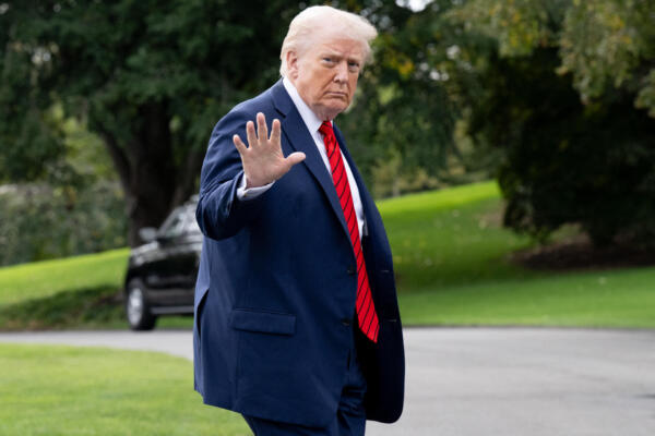 El presidente de Estados Unidos, Donald Trump, saluda mientras camina por el Jardín Sur de la Casa Blanca al regresar del Centro Médico Militar Nacional Walter Reed tras una revisión médica el 10 de octubre de 2025 en Washington, D.C. (Foto de SAUL LOEB / AFP)