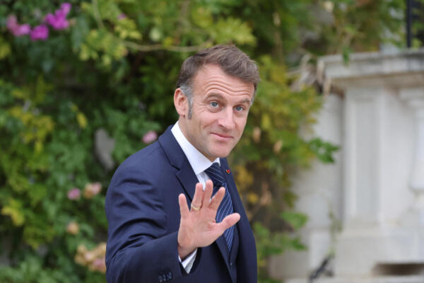 El presidente de Francia, Emmanuel Macron, saluda a su llegada a la Cumbre Med9 de los estados miembros del Mediterráneo y del Sur de la Unión Europea, en Portoroz, costa adriática eslovena, el 20 de octubre de 2025. (Foto de Ludovic MARIN / AFP)
