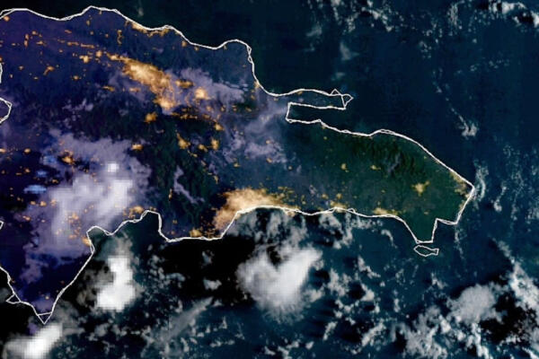 Cielo nublado y fuertes lluvias sobre Santo Domingo durante alerta meteorológica