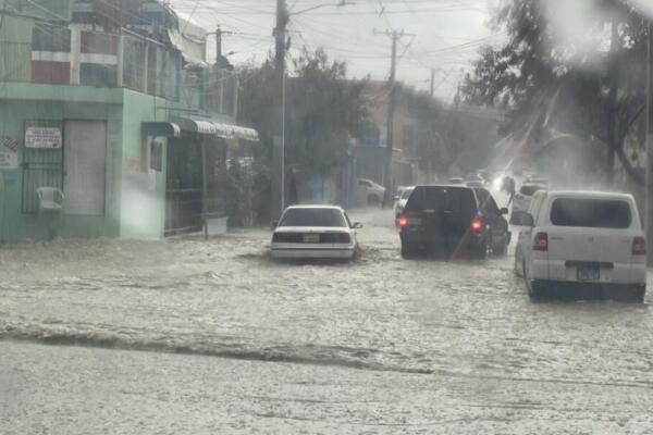 Intensa lluvia provoca inundaciones en varios sectores de Santiago