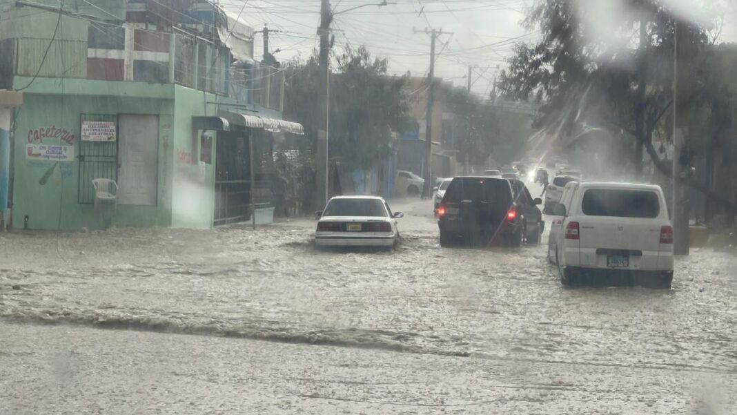 Intensa lluvia provoca inundaciones en varios sectores de Santiago