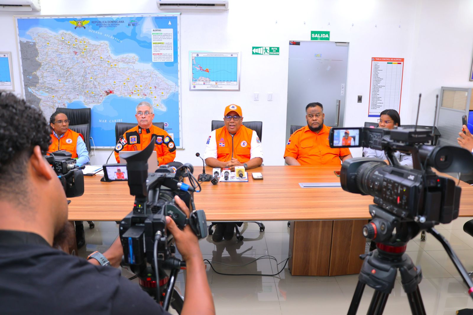 La Defensa Civil activa comités y 2,800 albergues ante el posible paso de la tormenta tropical Melissa por República Dominicana.